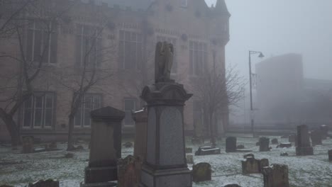 Ein-Blick-Auf-Grabsteine-Auf-Einem-Nebligen-Friedhof