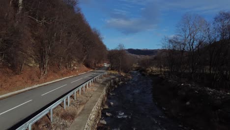 Autocaravana-Cerca-Del-Río-En-Otoño