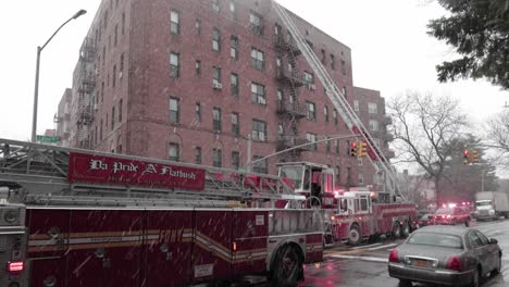 Fdny-Usando-La-Escalera-Del-Camión-De-Bomberos-Para-Alcanzar-Y-Atender-El-Incendio-En-El-Edificio-De-La-Azotea---Toma-Amplia-Inclinada-Hacia-Arriba