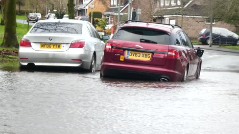 Sturm-Christoph-Autos-Auf-überfluteter-Stadtstraße-Stehen-Gelassen,-Katastrophe