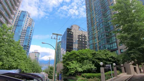 Punto-De-Vista-Desde-La-Azotea-De-Un-Autobús-Turístico-Mientras-Conduce-En-El-Centro-De-La-Ciudad-De-Vancouver-Bc