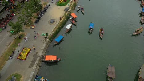 Vista-Aérea-De-Hoi-An-En-Vietnam-Volando-Sobre-Barcos