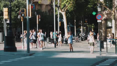 Turistas-Disfrutando-De-Barcelona