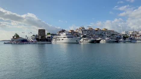 Vista-De-Cardán-De-Yates-Caros-En-El-Puerto-De-Puerto-Banús,-Estilo-De-Vida-Jet-set-De-Lujo-De-Marbella