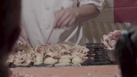 Cocinero-Profesional-Está-Preparando-Comida-Japonesa-Llamada-Takoyaki-Con-Palillos-Bastante-Rápido