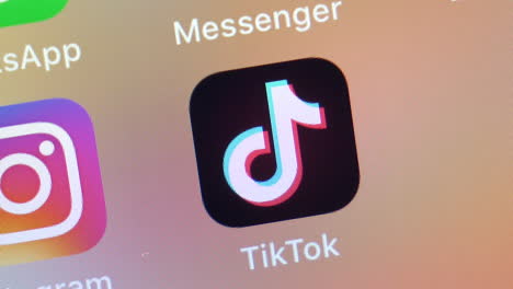 Öffnen-Der-Tiktok-App,-Nahaufnahme-Des-Smartphone-Bildschirms