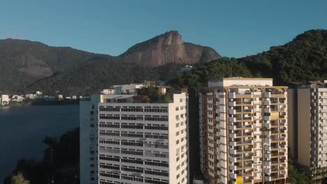 Descenso-Aéreo-Con-Edificios-De-Apartamentos-Residenciales-De-Gran-Altura-En-La-Ciudad-Lagoa-Rodrigo-De-Freitas-En-Río-De-Janeiro-Con-La-Montaña-Corcovado-En-La-Parte-Trasera-Al-Amanecer