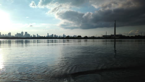 Ein-Wunderschöner-Bewegungszeitraffer-Einer-Fernen-Skyline-Von-Toronto-Bei-Sonnenuntergang,-Gesehen-Von-Der-Leslie-Spitze-Aus