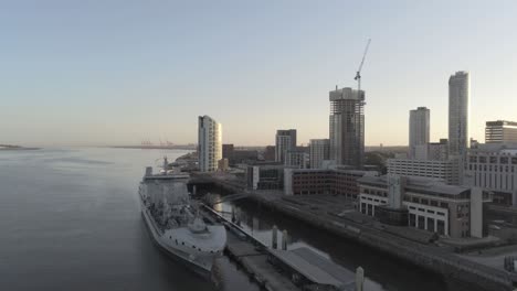 Petrolero-Militar-De-La-Marina-De-Guerra-De-La-Rfa-En-El-Paseo-Marítimo-De-La-Ciudad-De-Liverpool-Al-Amanecer-Vista-Derecha-De-La-órbita-Aérea