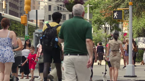 Menschen-überqueren-Die-Straße-Im-Flatiron-Viertel-Von-Manhattan,-New-York