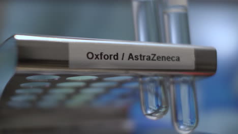 Los-Viales-De-Tubo-De-Ensayo-De-La-Vacuna-Oxford-Astrazeneca-Covid-Se-Colocan-En-El-Estante