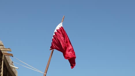 Ein-Blick-Auf-Die-Katarische-Nationalflagge,-Die-Im-Souq-Waqif-In-Doha,-Katar,-Weht