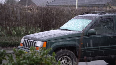 Parked-jeep-in-the-slushy-snow