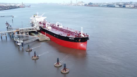 Die-Beladung-Eines-Industriellen-Rohöltankers-Aus-Der-Luft-Am-Terminal-Der-Petrochemischen-Raffinerie-Steigt-An