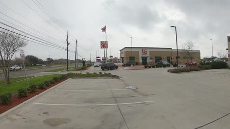 Carretera-Transitada-Con-Tráfico-Que-Ingresa-Al-Drive-Thru-En-El-Restaurante-Chick-fil-a-Para-Un-Bocado-Rápido