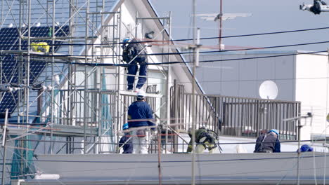 Trabajadores-De-La-Construcción-En-Andamios-Que-Trabajan-Con-Equipos-De-Seguridad-En-Medio-De-Una-Pandemia-En-Tokio,-Japón