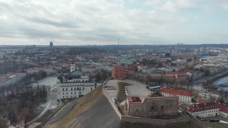 Antena:-Volando-Hacia-La-Torre-De-Gediminas-De-Vilnius-Y-El-Palacio-De-Los-Grandes-Duques-De-Lituania