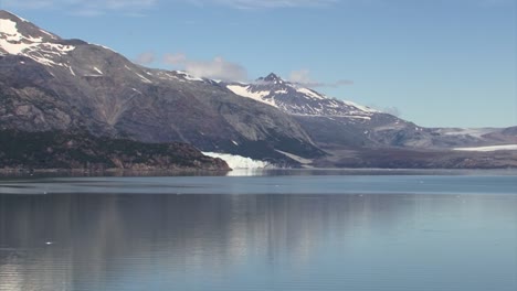 Vista-De-La-Montaña-Cubierta-De-Nieve-Y-El-Glaciar-Margerie-Desde-La-Entrada-De-Alquitrán-En-Un-Día-Soleado