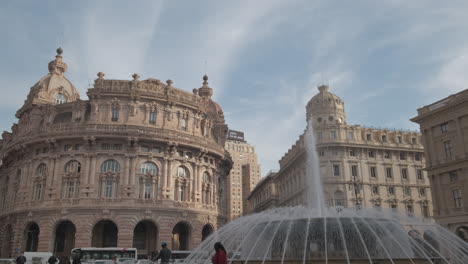 Plaza-Piazza-De-Ferrari-En-Génova,-Gente,-Fuente-Y-Palacio-De-La-Bolsa-De-Valores-Palazzo-Della-En-Un-Día-Soleado