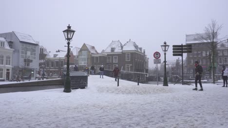 Einheimische-überqueren-Die-Catharinabrug-Catharina-Brücke,-Leiden-Winterschnee-Niederlande