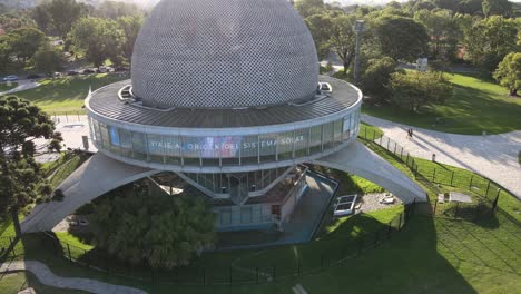 Antena-Elevándose-Sobre-El-Planetario-Galileo-Galilei-Durante-El-Día-En-Los-Bosques-De-Palermo,-Buenos-Aires