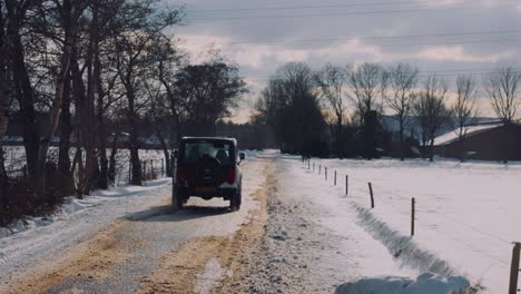 Zeitlupe-4x4-Altes-Geländewagen,-Das-Durch-Schneebedeckte-Landstraße-Fährt