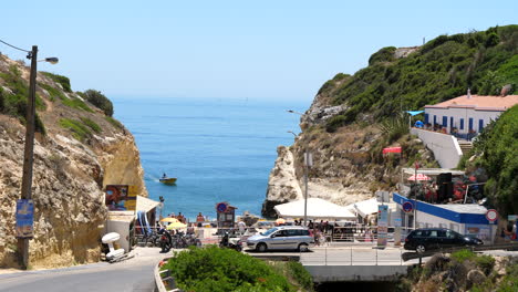 Landschaft-Des-Stranddorfes-Benagil-Mit-Meer-Im-Hintergrund-An-Einem-Sonnigen-Tag