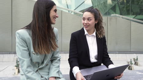 Handaufnahme-Von-Zwei-Geschäftsfrauen,-Die-Am-Laptop-Reden-Und-Lachen