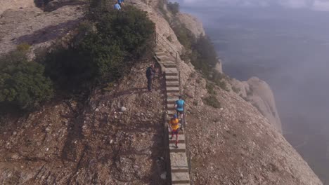 Corredores-De-Maratón-En-Las-Escaleras-De-La-Montaña-De-Montserrat,-Montserrat,-España