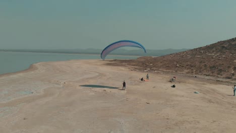 Parapente-Preparándose-Para-Despegar-De-La-Costa-En-Karachi,-Pakistán