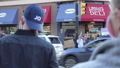 Gente-Celebrando-La-Victoria-Electoral-De-Joe-Biden-En-Las-Calles-De-Boulder,-Colorado