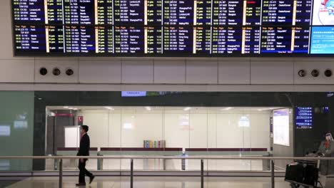 Pasajeros-Con-Máscaras-Faciales-Saliendo-De-La-Sala-De-Llegadas-En-La-Terminal-Del-Aeropuerto-Internacional-De-Hong-Kong