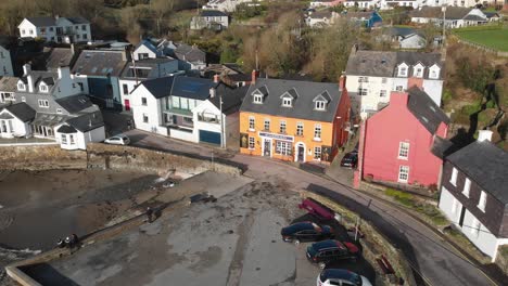 Summercove-En-Kinsale,-Condado-De-Cork,-Irlanda-En-Un-Día-Soleado-Con-Amarillo-Naranja-El-Pub-Bulman-En-El-Centro