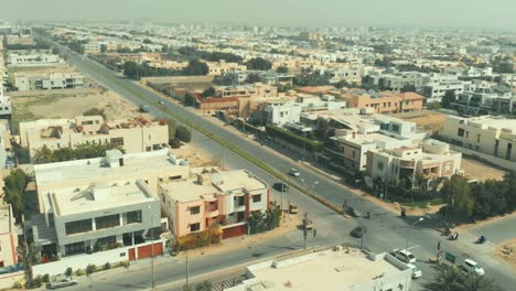 Vista-Aérea-Sobre-El-Cruce-De-Caminos-En-El-Acantonamiento-De-Clifton-En-Karachi,-Pakistán