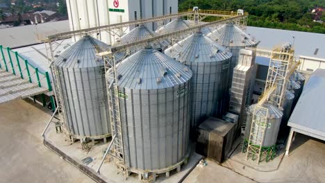 Vista-Aérea-De-Los-Silos-En-La-Moderna-Fábrica-De-Forraje-En-Magelang,-Indonesia