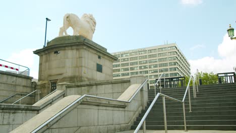 Encierro-En-Londres,-Pájaros-Se-Abalanzan-Y-Vuelan-Frente-Al-Hospital-De-St-Thomas-Y-La-Estatua-Del-León,-Durante-La-Pandemia-De-Covid-19-2020