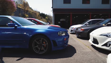 Paar-Nissan-Skylines-Parkten-Zusammen-Auf-Einem-Parkplatz