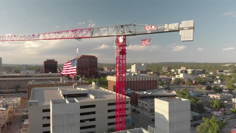 Gran-Grúa-De-Construcción-Urbana-Saez-Roja-Con-Estrellas-Y-Rayas-Volando