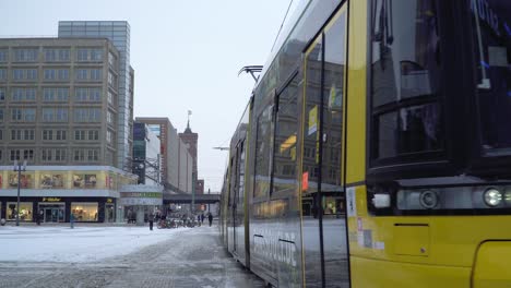 Tranvía-Amarillo-Típico-De-Berlín-En-La-Famosa-Alexanderplatz-En-Invierno