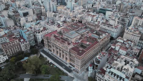 Vista-Aérea-Del-Palacio-De-Justicia-De-Buenos-Aires-Con-El-Barrio-Y-La-Plaza-Alrededor