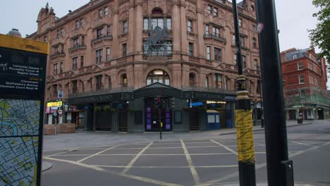 Bloqueo-En-Londres,-Hipódromo-Casino-Leicester-Square-Estación-De-Metro-Calles-Desiertas-Durante-La-Pandemia-De-Coronavirus-2020