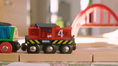 PAN-RIGHT-a-Brio-freight-train-in-60fs-slow-motion