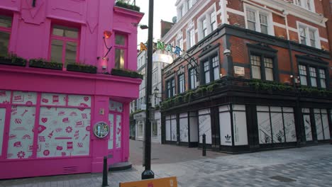 Encierro-En-Londres,-Carnaby-Vacío-Y-Calle-Real,-Soho,-Revelando-A-Una-Persona-Solitaria-Caminando,-Durante-La-Pandemia-De-Covid-19-2020