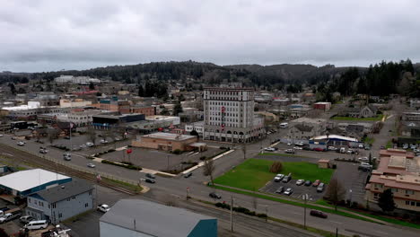 Edificios-Comerciales-En-El-área-Del-Muelle-De-Coos-Bay-En-Oregon-En-Un-Día-Nublado