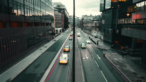 Zeitraffer-Des-Verkehrs-Auf-Der-Londoner-Straße-Von-Oben-Zur-Blauen-Stunde