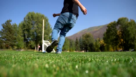 Hombre-Pateando-Una-Pelota-De-Fútbol-En-Cámara-Lenta