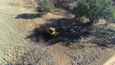 Dies-Ist-Ein-Video-Eines-Bulldozers,-Der-Land-Auf-Einer-Ranch-In-Der-Nähe-Von-Richland-Springs,-Texas,-Räumt