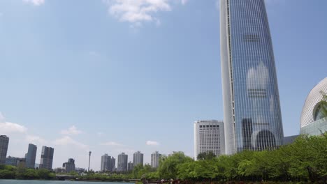 Vista-De-La-Torre-Lotte-Y-Del-Parque-De-Atracciones-Lotter-World-Desde-Cerca-Del-Lago-Seokchon-Durante-El-Día-En-Primavera