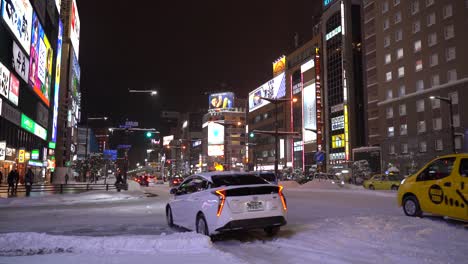 Coches-Que-Luchan-Con-El-Tráfico-Durante-Las-Fuertes-Nevadas-Invernales-En-Sapporo,-Japón