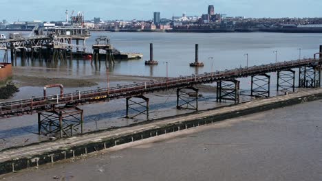 Buque-Cisterna-De-Petróleo-Crudo-Cargando-En-La-Terminal-Del-Puerto-De-Oleoductos-De-Refinería-Vista-Aérea-órbita-Derecha